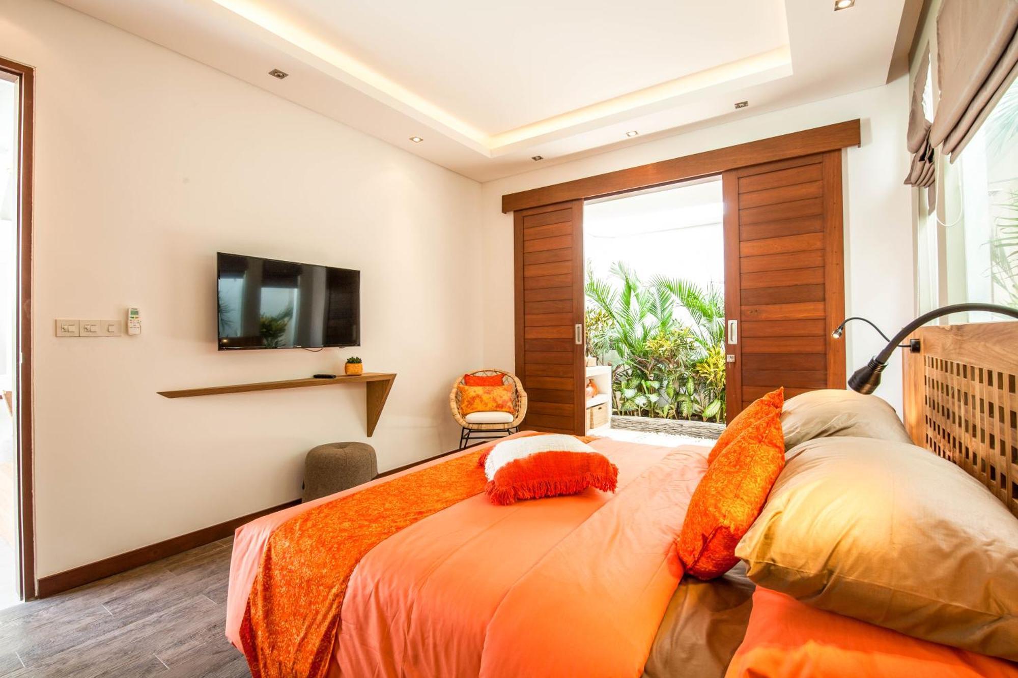 Dreamy 5br Haven, 200m To Berawa's Blissful Villa