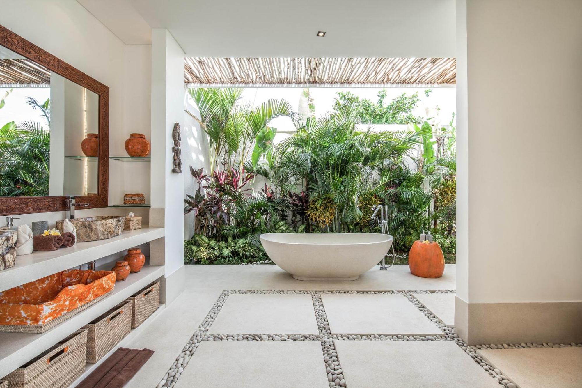Dreamy 5br Haven, 200m To Berawa's Blissful Villa *