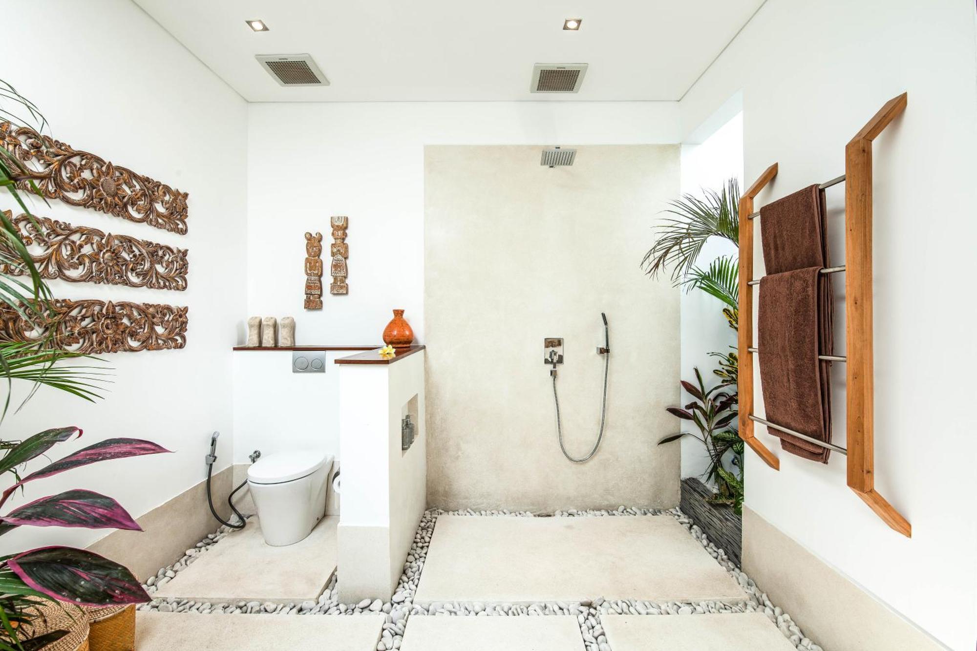 Dreamy 5br Haven, 200m To Berawa's Blissful